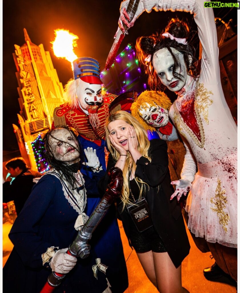 Abigail Breslin Instagram - Thank you @unistudios for treating us to a scare-tastic evening at #halloweenhorrornights !!!!!!