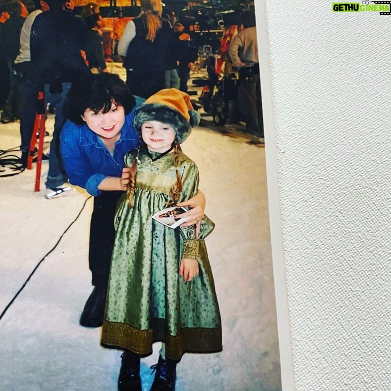Abigail Breslin Instagram - Tbt to mommy and me on the set of Santa Claus 2 when the director let me be a little elf kicking toy soldiers and I felt so cool cuz my big brother was one of the stars 🥰🥰🥰🥰 P.S. I got a speaking role in the 3rd film ;) #yagurlleveledup