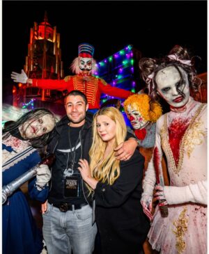 Abigail Breslin Instagram - Thank you @unistudios for treating us to a scare-tastic evening at #halloweenhorrornights !!!!!!