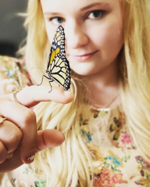 Abigail Breslin Instagram - Made a new friend 🦋