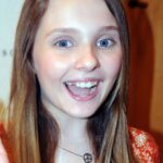 Abigail Breslin Instagram - once upon a time, a young girl named Abbie made her mother Kim drive hours outside of New York City to see the Jonas Brothers with her friend Ashley and cousin Jen. She proceeded to wear a denim mini skirt and boots as was the trend in ‘08. She also proceeded to grin like the Joker while donning her newly growing in adult teeth. Plot twist: this psychopathic pre teen is now engaged.