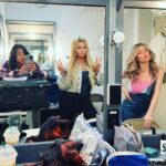 Abigail Breslin Instagram - da runaway homies (Or at least a Few of then) @oh_livia9 @aligallo @apple.dani P.S Thank you to @ashleyscustomairbrushing for my perfect glow for da show!