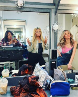 Abigail Breslin Instagram - da runaway homies
(Or at least a Few of then)
@oh_livia9 @aligallo @apple.dani

P.S Thank you to @ashleyscustomairbrushing for my perfect glow for da show!