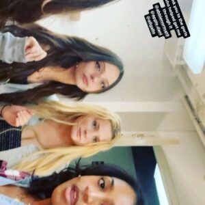 Abigail Breslin Instagram - da runaway homies
(Or at least a Few of then)
@oh_livia9 @aligallo @apple.dani

P.S Thank you to @ashleyscustomairbrushing for my perfect glow for da show!