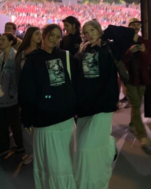 Abigail Zoe Lewis Instagram - Older” this year with @lizzymcalpine 
- what a magical night 🌟💚

#lizzymcalpine #theoldertour #greektheatre #concert #explore #explorepage