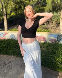 Abigail Zoe Lewis Instagram - Older” this year with @lizzymcalpine - what a magical night 🌟💚 #lizzymcalpine #theoldertour #greektheatre #concert #explore #explorepage