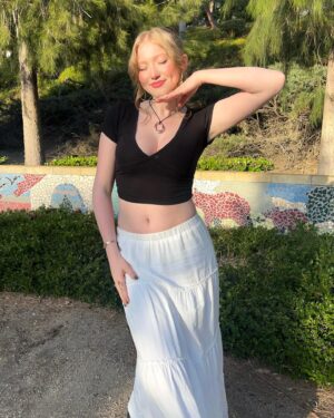 Abigail Zoe Lewis Instagram - Older” this year with @lizzymcalpine 
- what a magical night 🌟💚

#lizzymcalpine #theoldertour #greektheatre #concert #explore #explorepage