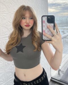 Abigail Zoe Lewis Instagram - Something old, but new again 🩶 #hair #bangs #explore #explorepage