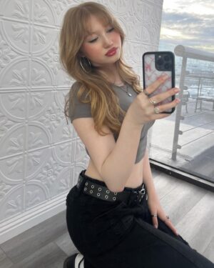 Abigail Zoe Lewis Instagram - Something old, but new again 🩶

#hair #bangs #explore #explorepage