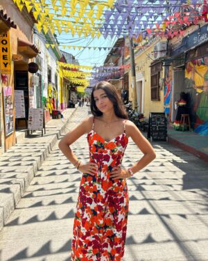 Abril di Yorio Instagram - descubrir una ciudad hermosa con mis mejores amigas, qué regalazo❤️🇨🇴