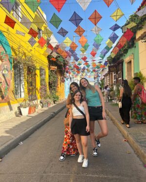 Abril di Yorio Instagram - descubrir una ciudad hermosa con mis mejores amigas, qué regalazo❤️🇨🇴