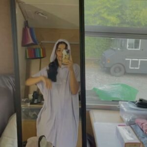 Abril di Yorio Instagram - Hace un mes se estrenó la segunda temporada de Cielo Grande y quiero aprovechar este hecho como una excusa para hacer un posteo así cool con videos random sin mucho sentido. Todos fueron grabados en el set en momentos de transición abril - luz (más conocidos como baches)
Ya la vieron?? Si todavía no, corran a verla  y si sí, háganlo de nuevo por @chenetflix 🥰🦋✨

@netflixlat @netflix