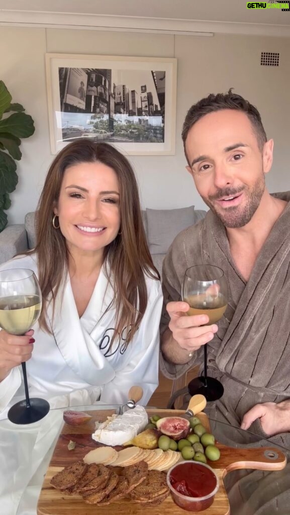 Ada Nicodemou Instagram - Just a usual Monday morning in our robes & drinking bubbles 🤣 chatting all things 2024 Oscars red carpet style #oscars #oscars2024 #oscarsredcarpet #redcarpet