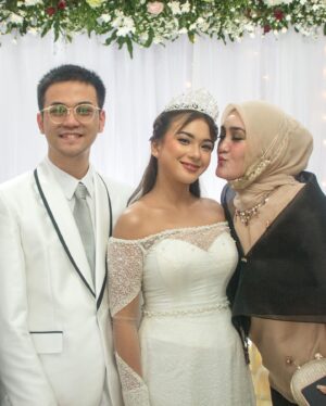 Ade Yunita Instagram - Alhamdulillah setelah melewati banyak rintangan 
Atas seizin Allah saya dan @fahmoy sah juga dan halal he he 

Terimakasih semua atas doa nya untuk kita semoga doa baik balik lagi ke semuanya 
Mungkin kami tidak bisa balas satu-satu mohon maaf 
Tapi kami sangat senang dan bahagia atas doa dan ucapannya 

Karena adanya PPKM yg sangat ketat 
Maka, kami mohon maaf jika acara akad hanya mengundang keluarga inti dan sahabat serta kerabat terdekat 

Karena sangat di batasin 
Im not good at words 
maaf kalo ada yg salah kata2 nya

Sekali lg terimakasih atas doa nya
mulai hariini saya akan update kebahagian kami 🤪🤪

Alhamdulillah Alhamdulillah Alhamdulillah 
Mohon doanya agar acara resepsi bisa dilaksanakan dengan kuota yg lebih banyak lagi 😍😍😍😍😍

Aamiin dari pernikahan ini saya percaya bahwa omongan adalah doa 💖😸🤣