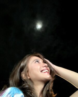 Ade Yunita Instagram - dibawah bulan purnama aku berdoa ke pada Nya  Kumohon ini waktunya aku mendapatkan happiness aku udah lama di darkness🌙 #asyekalebor #janganlupabersyukur