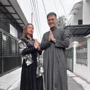 Ade Yunita Instagram - Minal aidin semua nya🌈