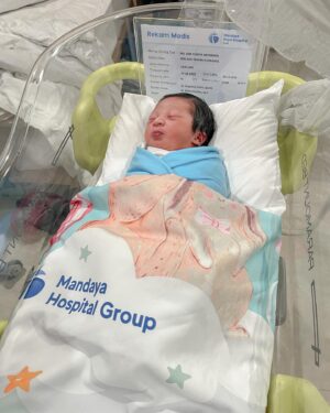 Ade Yunita Instagram - Alhamdulillah welcome to the world Zavien Lanata💗
.
.
makasih banyak @mandayaroyalhospitalpuri udah ngasih yang terbaik buat kami , dari awal control sampe udah lahir babynya hihi 
Dan dokter @angelina.vitria yang standby nungguin pembukaan demi pembukaan dan sabar sama aku juga🤣🤣💗💗💗💗