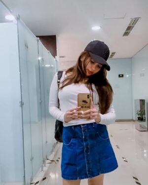 Ade Yunita Instagram - terimakasih buat yang sudah selalu mendukung suster el dan selalu dukung aku, jujur suster el ini aku harus melawan diri sendiri untuk tetap shooting karena ada 1 pemain yg aku gakbisa sebut siapaa yg salah paham dan mgkin benci aku sampe skg, but thats okay bcs i know suster el ini adalah berkah untuk pemain crew tv produser dan semua yg nonton , jadi aku bener2 ngelawan ketidak enakan hati untuk tetap shooting, dan ketika aku sakit, jujur ada yg ancam aku karena scene aku semua dan aku gatau Tuhan bikin aku sakit but aku ngeliat how ppl sees me.. and it was hurt btw. dan malam terakhir aku shooting ada hal yg gak mengenakan terjadi. But me always positive for what happened hit me . dan shooting suster el ini bener2 mengajari aku untuk ngelawan diri aku yg swbenernya di dalam keadaan yg ga enak bgt. But yeahh! all crews pemain semua yg terlibat di suster el ini adalah orang2 yang hebat yang aku harap bisa bertemu lagi , mohon maaf jika ada kata2 yg salah it is what it is. Shooting suster el ini adalah kebahagiaan tersendiri buat aku dan shootingnya juga seru banget, dari awal bikin ini juga kita mikirnya do this pake hati dan insyaAllah bisa menyampaikannya ke penonton dari hati juga🙈💗 seneng banget bisa terlibat dalam sinetron ini thanks to @starvisionplus @mithunisar @ariefhavidz @chandparwez @endikkoeswoyo yang mempercayain aku memerankan karakter “Clarissa” stay tune besok eps terakhir dr kami ya🙈💗