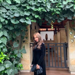 Ade Yunita Instagram - hanya seorang gadis yang tulus mencintai kamu tak peduli kamu apa ( baju mamah waktu masih muda 🌙) photo by : @zee_tauruss
