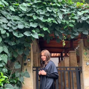 Ade Yunita Instagram - hanya seorang gadis yang tulus mencintai kamu tak peduli kamu apa ( baju mamah waktu masih muda 🌙) photo by : @zee_tauruss