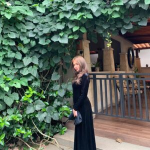 Ade Yunita Instagram - hanya seorang gadis yang tulus mencintai kamu tak peduli kamu apa ( baju mamah waktu masih muda 🌙) photo by : @zee_tauruss