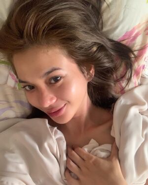 Ade Yunita Instagram - bangun tidur tb2 merah badan juga kenapa ya 🥲 sepertinya tungau 😞 but i feel pretty so yeaaa