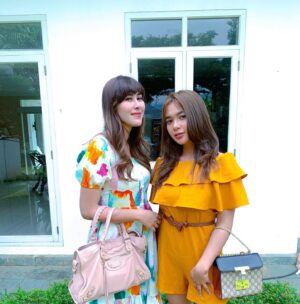 Ade Yunita Instagram - Suster El yuk SETIAP HARI JAM 2 SIANGG!!! Di SCTV! kira-kira Manda sama Clarissa ngapain yaa 🙈😋 YUHU TEMEN BARUUU🌈🌈🌈 #susterel