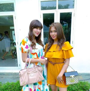 Ade Yunita Instagram - Suster El yuk SETIAP HARI JAM 2 SIANGG!!! Di SCTV! kira-kira Manda sama Clarissa ngapain yaa 🙈😋 YUHU TEMEN BARUUU🌈🌈🌈 #susterel
