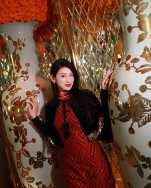 Adela Sou Instagram - 鎏金夜上海✨

她說這是一個將被記憶的時代，
可是最後留下來記憶的又有誰？

這世界上你最愛的那個人，
其實只是你自己心裏的一個幻影。

《上海堡壘》
-
-
-
@palacereserveclub
@lakeview.palace
@wynn.palace
@wynndining

#PalaceReserveClub #鴻翊廷 
#LakeviewPalace #永翠宮
#NightlifeAtWynn #OnlyAtWynn
#WynnSignature #永利臻典 #ChineseWineAwards