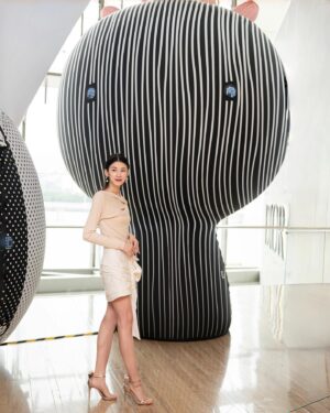 Adela Sou Instagram - 【轟動全球的AI靈感新貴 | ENESS團隊「奇幻飛天交響樂」🪂 空降澳門壹號廣塲】

澳門壹號廣塲將攜手來自澳洲🇦🇺享譽世界嘅科技藝術團體ENESS，在5月1日至31日期間，共同呈獻其澳門首個大型裝置展覽💫！

將展出基於6款虛擬外星生物形象設計的共16件巨型充氣藝術裝置，這群名為小斑點、包子、兔子、莫札特、波浪紋和樹的「趣致生物」🖤🤍 最高可達6米，佇立於澳門壹號廣塲室內和戶外，打造震撼人心的互動藝術體驗，與輕輕觸碰就會發出神秘聲響嘅外星生物互動 🎼充滿樂趣和體驗感呢！

除咗世界級嘅藝術展覽外，澳門壹號廣塲作為澳門半島旗艦級購物中心🛍 匯聚眾多國際知名品牌如、Cartier、Gucci及Tiffany & Co.等。
這次被Gucci 的Rossa Ancora紅色深深吸引，手袋同高跟鞋隨性又時髦，經典monogram的設計款式都既經典又不失摩登強調！一直都好欣賞Cartier的珠寶，尤其係獵豹犀利，華麗優雅而不羈，直接邀請家人與朋友開啟購物之旅！

📸: @macaueatstudio
 ———————————————
📌 「奇幻飛天交響樂」
🗓 5月1-31日期間
📍 澳門壹號廣塲

#澳門壹號廣塲 #OneCentralMacau #studioeness #奇幻飛天交響樂 #airshiporchestra #macaueatstudio