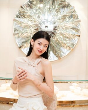 Adela Sou Instagram - 【轟動全球的AI靈感新貴 | ENESS團隊「奇幻飛天交響樂」🪂 空降澳門壹號廣塲】

澳門壹號廣塲將攜手來自澳洲🇦🇺享譽世界嘅科技藝術團體ENESS，在5月1日至31日期間，共同呈獻其澳門首個大型裝置展覽💫！

將展出基於6款虛擬外星生物形象設計的共16件巨型充氣藝術裝置，這群名為小斑點、包子、兔子、莫札特、波浪紋和樹的「趣致生物」🖤🤍 最高可達6米，佇立於澳門壹號廣塲室內和戶外，打造震撼人心的互動藝術體驗，與輕輕觸碰就會發出神秘聲響嘅外星生物互動 🎼充滿樂趣和體驗感呢！

除咗世界級嘅藝術展覽外，澳門壹號廣塲作為澳門半島旗艦級購物中心🛍 匯聚眾多國際知名品牌如、Cartier、Gucci及Tiffany & Co.等。
這次被Gucci 的Rossa Ancora紅色深深吸引，手袋同高跟鞋隨性又時髦，經典monogram的設計款式都既經典又不失摩登強調！一直都好欣賞Cartier的珠寶，尤其係獵豹犀利，華麗優雅而不羈，直接邀請家人與朋友開啟購物之旅！

📸: @macaueatstudio
 ———————————————
📌 「奇幻飛天交響樂」
🗓 5月1-31日期間
📍 澳門壹號廣塲

#澳門壹號廣塲 #OneCentralMacau #studioeness #奇幻飛天交響樂 #airshiporchestra #macaueatstudio