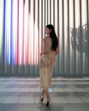 Adela Sou Instagram - 【探索音樂之魂沉浸式旅程🌠 永利皇宮「Illuminarium 幻影空間」獨家呈獻《交響綺旅》】

想享受沉浸式音樂氛圍，都唔一定要山長水遠搭飛機去世界音樂之都✈️ 過個橋嚟趟澳門永利皇宮 @wynn.palace 隨時體驗到以創意藝術方式配合世界殿堂級音樂大師之作打造的《交響綺旅》(Music In Light) 🎼！

這場非凡之旅，由國際知名指揮家 Geoffrey Pope 和洛杉磯愛樂樂團演奏，11 首曠世古典傑作打破古典樂的欣賞門檻，跨越舞台邊界，以極富創意的視覺技術揉合了電影感鏡頭，激光成像和 2D/3D 動畫效果🎥 重新詮釋 #莫扎特 #維瓦爾第 #布拉姆斯 和 #施特勞斯 等殿堂級古典音樂家的不朽傑作💫！

這場前所未有、打破常規嘅古典樂之旅，除咗視覺和影音享受，仲有空間舞台都係主要亮點🎹 進入會場、先是被眼前精心設計美輪美奐嘅符光樂影吸引，聽覺則隨着細緻入微嘅樂章演繹、旋律的跌宕起伏，地板也會隨之震動，昇華到整個體感嘅震撼✨！

依加憑套票仲可以一邊舉杯慢賞陶醉人心嘅雞尾酒🥂一邊欣賞動人心弦嘅交響樂！培養音樂素養之餘，更可享受一場立體而豐富嘅感官盛宴！

🔖【推介一下我喜歡的場境樂章】
▪️Mozart – Eine Kleine Nachtmusik: Andante
隨著旭日東升，莫札特的經典作品《弦樂小夜曲》翩然奏響，一響起音樂就算時自己哼出節奏

▪️Vivaldi – Four Seasons “Summer” Finale
意大利「協奏曲之王」維瓦爾第《四季協奏曲——夏》的末章，漫天繁花與樂曲完美交織， 仿若置身夢幻迷人的夏日花園

 ———————————————
📌「Illuminarium 幻影空間」
🗓 逢星期二至星期日，下午1時至晚上9時
🗓️《交響綺旅》首次入場時間為下午6時30分，最後入場時間為晚上8時
🎟️ ticketing.wynnresortsmacau.com
🔺門票為澳門幣 228 元 
🔺套票為澳門幣288元（包含一杯經典 Kir Royale 雞尾酒，18歲或以上觀眾限定）
🔺在指定餐廳消費仲可以憑門票領取免費主題甜品！

永利皇宮 Illuminarium 幻影空間
營業時間：星期二至日 13:00 - 21:00
@wynn.palace @macaueatstudio

#永利皇宮 #澳門永利 #Illuminarium幻影空間 #交響綺旅 #MusicInLight #Macau #MacauEatStudio
