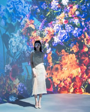 Adela Sou Instagram - 【探索音樂之魂沉浸式旅程🌠 永利皇宮「Illuminarium 幻影空間」獨家呈獻《交響綺旅》】

想享受沉浸式音樂氛圍，都唔一定要山長水遠搭飛機去世界音樂之都✈️ 過個橋嚟趟澳門永利皇宮 @wynn.palace 隨時體驗到以創意藝術方式配合世界殿堂級音樂大師之作打造的《交響綺旅》(Music In Light) 🎼！

這場非凡之旅，由國際知名指揮家 Geoffrey Pope 和洛杉磯愛樂樂團演奏，11 首曠世古典傑作打破古典樂的欣賞門檻，跨越舞台邊界，以極富創意的視覺技術揉合了電影感鏡頭，激光成像和 2D/3D 動畫效果🎥 重新詮釋 #莫扎特 #維瓦爾第 #布拉姆斯 和 #施特勞斯 等殿堂級古典音樂家的不朽傑作💫！

這場前所未有、打破常規嘅古典樂之旅，除咗視覺和影音享受，仲有空間舞台都係主要亮點🎹 進入會場、先是被眼前精心設計美輪美奐嘅符光樂影吸引，聽覺則隨着細緻入微嘅樂章演繹、旋律的跌宕起伏，地板也會隨之震動，昇華到整個體感嘅震撼✨！

依加憑套票仲可以一邊舉杯慢賞陶醉人心嘅雞尾酒🥂一邊欣賞動人心弦嘅交響樂！培養音樂素養之餘，更可享受一場立體而豐富嘅感官盛宴！

🔖【推介一下我喜歡的場境樂章】
▪️Mozart – Eine Kleine Nachtmusik: Andante
隨著旭日東升，莫札特的經典作品《弦樂小夜曲》翩然奏響，一響起音樂就算時自己哼出節奏

▪️Vivaldi – Four Seasons “Summer” Finale
意大利「協奏曲之王」維瓦爾第《四季協奏曲——夏》的末章，漫天繁花與樂曲完美交織， 仿若置身夢幻迷人的夏日花園

 ———————————————
📌「Illuminarium 幻影空間」
🗓 逢星期二至星期日，下午1時至晚上9時
🗓️《交響綺旅》首次入場時間為下午6時30分，最後入場時間為晚上8時
🎟️ ticketing.wynnresortsmacau.com
🔺門票為澳門幣 228 元 
🔺套票為澳門幣288元（包含一杯經典 Kir Royale 雞尾酒，18歲或以上觀眾限定）
🔺在指定餐廳消費仲可以憑門票領取免費主題甜品！

永利皇宮 Illuminarium 幻影空間
營業時間：星期二至日 13:00 - 21:00
@wynn.palace @macaueatstudio

#永利皇宮 #澳門永利 #Illuminarium幻影空間 #交響綺旅 #MusicInLight #Macau #MacauEatStudio