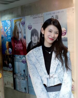 Adela Sou Instagram - 2024年1月27日（土）《 #すべて至るところにある 》 @everything_everywhere_film 終於在日本公映🇯🇵！由2022年開拍到現在，電影真是漫長的旅程🎞️！

非常感謝衆多各大媒體、影評人和觀眾對電影嘅喜愛📰📎看到文章報道和與觀眾的對談過程中，真的很佩服日本人看電影嘅細心和思考！

也特別感謝首映日前來支持嘅觀眾🥹 尤其知道杜琪峰導演都係同一日同一時間嚟日本見觀眾（我都好鍾意杜Sir㗎！），真是影痴們思想的抉擇，好在都得到大量的觀眾親自前來支持！再次感謝各位的喜歡和鼓勵，我也一定會繼續努力！🙇🏻‍♀️

Outfit | @saralolo_official 

➖➖➖➖➖➖➖➖➖➖➖➖

『すべて、至るところにある』やっと2024年1月27日(土)より日本で劇場公開されました🇯🇵！2022年の撮影から今日まで、本当に長い道のりでした🎞️！

たくさんのマスコミ、映画評論家、観客の方々に映画を気に入って頂けて、本当にうれしく感謝しています📰📎評論、取材、観客の方からの感想や質問を通して、日本の方々がいかに丁寧に映画を観て、細かいところまで読み取ってくれていることに感動しています。

最後に、特に初日の舞台挨拶を観に来てくださた観客の皆さんにに感謝を伝えたいです🥹 なぜならジョニー・トーの来日舞台挨拶と同じ時間だったからです(私もジョニー・トーが大好き)！それでも最終的に私たちの映画を選んで観に来てくれたわけですから…。もう一度皆さんに感謝の言葉を伝えたいです。皆さんの応援があるから、これから私はもっと頑張ります！🙇🏻‍♀️
