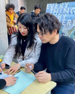 Adela Sou Instagram - 2024年1月27日（土）《 #すべて至るところにある 》 @everything_everywhere_film 終於在日本公映🇯🇵！由2022年開拍到現在，電影真是漫長的旅程🎞️！

非常感謝衆多各大媒體、影評人和觀眾對電影嘅喜愛📰📎看到文章報道和與觀眾的對談過程中，真的很佩服日本人看電影嘅細心和思考！

也特別感謝首映日前來支持嘅觀眾🥹 尤其知道杜琪峰導演都係同一日同一時間嚟日本見觀眾（我都好鍾意杜Sir㗎！），真是影痴們思想的抉擇，好在都得到大量的觀眾親自前來支持！再次感謝各位的喜歡和鼓勵，我也一定會繼續努力！🙇🏻‍♀️

Outfit | @saralolo_official 

➖➖➖➖➖➖➖➖➖➖➖➖

『すべて、至るところにある』やっと2024年1月27日(土)より日本で劇場公開されました🇯🇵！2022年の撮影から今日まで、本当に長い道のりでした🎞️！

たくさんのマスコミ、映画評論家、観客の方々に映画を気に入って頂けて、本当にうれしく感謝しています📰📎評論、取材、観客の方からの感想や質問を通して、日本の方々がいかに丁寧に映画を観て、細かいところまで読み取ってくれていることに感動しています。

最後に、特に初日の舞台挨拶を観に来てくださた観客の皆さんにに感謝を伝えたいです🥹 なぜならジョニー・トーの来日舞台挨拶と同じ時間だったからです(私もジョニー・トーが大好き)！それでも最終的に私たちの映画を選んで観に来てくれたわけですから…。もう一度皆さんに感謝の言葉を伝えたいです。皆さんの応援があるから、これから私はもっと頑張ります！🙇🏻‍♀️