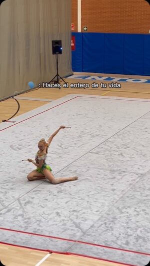 Adelina Fominykh Instagram - Disimulando las ganas de saltar de la emoción 😝 #adelinaf #gimnasiaritmicaadelinaf