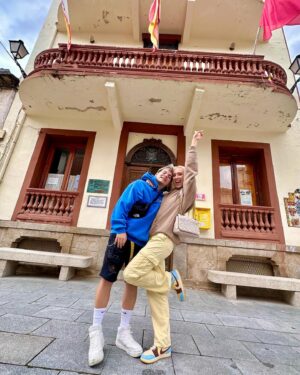 Adelina Fominykh Instagram - WELCOME 2️⃣0️⃣2️⃣4️⃣ 🎉
Y Bye bye 2023 y con él todos los días que he vivido, si digo que ha sido un año muy duro no os miento, pero si digo que ha sido el único , irrepetible, el más distinto, el que mas ha cambiado mi vida tampoco os estaría engañado. Estos últimos 365 días me ha dado tiempo, hacer tantas cosas y ser tan feliz junto las personas que más quiero que no lo cambio por nada, espero que el año que entra venga pisando fuerte porque este me ha dejado muy marcada y sorprendida y a mi las sorpresas me encantan 😜
A continuación os dejo un rewimd de momentos inolvidables:
1- Fotito haciéndome la guapa para despedir este pedazo de año 💅
2- Empezqr temporada y compartir podium con mi hermana ha sido muy top, van 2 años que me he metido ayudarla con el deporte a full y creo que ambas estamos muy contentas.
3- Instantes antes de estar comprometida y yo toda inocente 😇 
4- Primeras gestiones para la boda 💒 
5- Evento Cosmopolitan el más top del año y el
que espero siempre con ansias 🩷🥹
6- Mis amigas… son lo mejor que tengo y las contaré con una mano solo pero, siempre están allí pase lo que pase.
7- El día que nos entregaron las llaves de nuestra casita … 🔑 
8- 5 de Septiembre el nacimiento de Wendy mi hermanita
9- Casarme contigo @marryto9 es lo mejor que me ha pasado 
10- TEAM FOMINYKH, familia 💝 y no solo es la que tengo de nacimiento, también sois vosotros que hacéis que día tras día me levante motivada para seguir creciendo en todos los ámbitos ✨
GRACIAS.

P.d - También canto 😂 y dejo mi canción en el post, todo el mundo dirá, ahora cualquiera canta ✌🏻y efectivamente , mientras lo hagas de corazón ❤️ es suficiente.

Y aquí termina el post , espero que tengáis una entrada de año espléndida rodeada de los vuestros. Que nunca os falte salud, amor y amistad 🥂 y el resto vendrá solo 🎁