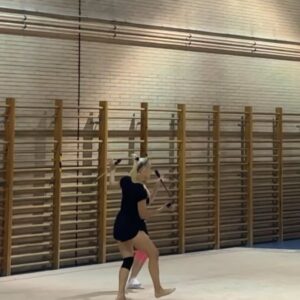 Adelina Fominykh Instagram - Querida temporada del 2024 ya pusiste fin ❤️
(En verdad hace ya unas semanas, se hizo el clasificatorio y pudiéndose clasificar 4 yo me quedé fuera, sabiendo perfectamente que este año las cosas estaban muy difíciles y realmente trataba de hacer la mejor versión de toda la temporada termine en una buenísima 5ª posición)
Sinceramente ni fe tenía , porque para mí estar en la mitad era mi objetivo pero escalé varios puestos hacia arriba… que me dejaron asombrada 😮 y súper feliz y orgullosa de la temporada que me marqué.
Ya sabéis que mi misión ahora mismo es haceros disfrutar y dar una “larga vida” a la gimnasia, al fin y al cabo es un deporte que he hecho durante 24 años de mi vida, casi un cuarto de siglo… en los que he vivido de todo!!!
Esta temporada me lo he currado y por eso quiero dejar en constancia este año por aquí! 👇🏼
1- La foto de mi inicio de aro de este año, tiene mucho significado:
2-  Es un inicio que hacía en 2011… Sisi hace 13 años … y el maillot tiene 12 años…diseñado en 2012 Almudena Cid y que hemos modificado y reutilizado 
3- Siempre diré que lo que mejor me ha pasado es poder entrenar con mi hermana… porque es como tener doble oportunidad en la competición 🤪 y aunq no es fácil haber sido gimnasta y entrenadora a la vez… orgullosa de lo que ha progresado.
4- Complicándome en hacer un principio el cual me gustaba mucho porq parecía lioso y pensaba que lo cambiaría en poco, pero no, me acompañó hasta el final😇
5- Diferentes principios en cuestión… me reí mucho porque cada cual más feo 😂
6- Este año he intentado vencer digamos que mis “miedos”  y traumas, qué en este caso es ir a entrenar en ropa apretada… 
7- Una pena que no veáis mis ejercicios este año, me arriesgué con Shakira 2010
8- Bueno que deciros respecto la lesión… esta vez me ha dado BASTANTE POCO por cuuuu**o 😂 y una de ellas fue en una compe, me asustó mucho, pero nada grave 🙌🏼 y aunq vaya al 75% de mis posibilidades, mucho hago 👏🏼
9- Como me hubiera gustado que fuera el ejercicio en tema BD 🤪 ni yo sabía que podía hacer esas cosas 🫨
10- Reacción de una persona feliz, una persona que ha logrado su objetivo independiente del resultado 🫡
