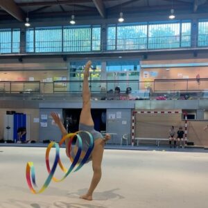 Adelina Fominykh Instagram - Querida temporada del 2024 ya pusiste fin ❤️
(En verdad hace ya unas semanas, se hizo el clasificatorio y pudiéndose clasificar 4 yo me quedé fuera, sabiendo perfectamente que este año las cosas estaban muy difíciles y realmente trataba de hacer la mejor versión de toda la temporada termine en una buenísima 5ª posición)
Sinceramente ni fe tenía , porque para mí estar en la mitad era mi objetivo pero escalé varios puestos hacia arriba… que me dejaron asombrada 😮 y súper feliz y orgullosa de la temporada que me marqué.
Ya sabéis que mi misión ahora mismo es haceros disfrutar y dar una “larga vida” a la gimnasia, al fin y al cabo es un deporte que he hecho durante 24 años de mi vida, casi un cuarto de siglo… en los que he vivido de todo!!!
Esta temporada me lo he currado y por eso quiero dejar en constancia este año por aquí! 👇🏼
1- La foto de mi inicio de aro de este año, tiene mucho significado:
2-  Es un inicio que hacía en 2011… Sisi hace 13 años … y el maillot tiene 12 años…diseñado en 2012 Almudena Cid y que hemos modificado y reutilizado 
3- Siempre diré que lo que mejor me ha pasado es poder entrenar con mi hermana… porque es como tener doble oportunidad en la competición 🤪 y aunq no es fácil haber sido gimnasta y entrenadora a la vez… orgullosa de lo que ha progresado.
4- Complicándome en hacer un principio el cual me gustaba mucho porq parecía lioso y pensaba que lo cambiaría en poco, pero no, me acompañó hasta el final😇
5- Diferentes principios en cuestión… me reí mucho porque cada cual más feo 😂
6- Este año he intentado vencer digamos que mis “miedos”  y traumas, qué en este caso es ir a entrenar en ropa apretada… 
7- Una pena que no veáis mis ejercicios este año, me arriesgué con Shakira 2010
8- Bueno que deciros respecto la lesión… esta vez me ha dado BASTANTE POCO por cuuuu**o 😂 y una de ellas fue en una compe, me asustó mucho, pero nada grave 🙌🏼 y aunq vaya al 75% de mis posibilidades, mucho hago 👏🏼
9- Como me hubiera gustado que fuera el ejercicio en tema BD 🤪 ni yo sabía que podía hacer esas cosas 🫨
10- Reacción de una persona feliz, una persona que ha logrado su objetivo independiente del resultado 🫡