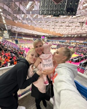 Adelina Fominykh Instagram - WELCOME 2️⃣0️⃣2️⃣4️⃣ 🎉
Y Bye bye 2023 y con él todos los días que he vivido, si digo que ha sido un año muy duro no os miento, pero si digo que ha sido el único , irrepetible, el más distinto, el que mas ha cambiado mi vida tampoco os estaría engañado. Estos últimos 365 días me ha dado tiempo, hacer tantas cosas y ser tan feliz junto las personas que más quiero que no lo cambio por nada, espero que el año que entra venga pisando fuerte porque este me ha dejado muy marcada y sorprendida y a mi las sorpresas me encantan 😜
A continuación os dejo un rewimd de momentos inolvidables:
1- Fotito haciéndome la guapa para despedir este pedazo de año 💅
2- Empezqr temporada y compartir podium con mi hermana ha sido muy top, van 2 años que me he metido ayudarla con el deporte a full y creo que ambas estamos muy contentas.
3- Instantes antes de estar comprometida y yo toda inocente 😇 
4- Primeras gestiones para la boda 💒 
5- Evento Cosmopolitan el más top del año y el
que espero siempre con ansias 🩷🥹
6- Mis amigas… son lo mejor que tengo y las contaré con una mano solo pero, siempre están allí pase lo que pase.
7- El día que nos entregaron las llaves de nuestra casita … 🔑 
8- 5 de Septiembre el nacimiento de Wendy mi hermanita
9- Casarme contigo @marryto9 es lo mejor que me ha pasado 
10- TEAM FOMINYKH, familia 💝 y no solo es la que tengo de nacimiento, también sois vosotros que hacéis que día tras día me levante motivada para seguir creciendo en todos los ámbitos ✨
GRACIAS.

P.d - También canto 😂 y dejo mi canción en el post, todo el mundo dirá, ahora cualquiera canta ✌🏻y efectivamente , mientras lo hagas de corazón ❤️ es suficiente.

Y aquí termina el post , espero que tengáis una entrada de año espléndida rodeada de los vuestros. Que nunca os falte salud, amor y amistad 🥂 y el resto vendrá solo 🎁