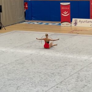 Adelina Fominykh Instagram - Querida temporada del 2024 ya pusiste fin ❤️
(En verdad hace ya unas semanas, se hizo el clasificatorio y pudiéndose clasificar 4 yo me quedé fuera, sabiendo perfectamente que este año las cosas estaban muy difíciles y realmente trataba de hacer la mejor versión de toda la temporada termine en una buenísima 5ª posición)
Sinceramente ni fe tenía , porque para mí estar en la mitad era mi objetivo pero escalé varios puestos hacia arriba… que me dejaron asombrada 😮 y súper feliz y orgullosa de la temporada que me marqué.
Ya sabéis que mi misión ahora mismo es haceros disfrutar y dar una “larga vida” a la gimnasia, al fin y al cabo es un deporte que he hecho durante 24 años de mi vida, casi un cuarto de siglo… en los que he vivido de todo!!!
Esta temporada me lo he currado y por eso quiero dejar en constancia este año por aquí! 👇🏼
1- La foto de mi inicio de aro de este año, tiene mucho significado:
2-  Es un inicio que hacía en 2011… Sisi hace 13 años … y el maillot tiene 12 años…diseñado en 2012 Almudena Cid y que hemos modificado y reutilizado 
3- Siempre diré que lo que mejor me ha pasado es poder entrenar con mi hermana… porque es como tener doble oportunidad en la competición 🤪 y aunq no es fácil haber sido gimnasta y entrenadora a la vez… orgullosa de lo que ha progresado.
4- Complicándome en hacer un principio el cual me gustaba mucho porq parecía lioso y pensaba que lo cambiaría en poco, pero no, me acompañó hasta el final😇
5- Diferentes principios en cuestión… me reí mucho porque cada cual más feo 😂
6- Este año he intentado vencer digamos que mis “miedos”  y traumas, qué en este caso es ir a entrenar en ropa apretada… 
7- Una pena que no veáis mis ejercicios este año, me arriesgué con Shakira 2010
8- Bueno que deciros respecto la lesión… esta vez me ha dado BASTANTE POCO por cuuuu**o 😂 y una de ellas fue en una compe, me asustó mucho, pero nada grave 🙌🏼 y aunq vaya al 75% de mis posibilidades, mucho hago 👏🏼
9- Como me hubiera gustado que fuera el ejercicio en tema BD 🤪 ni yo sabía que podía hacer esas cosas 🫨
10- Reacción de una persona feliz, una persona que ha logrado su objetivo independiente del resultado 🫡