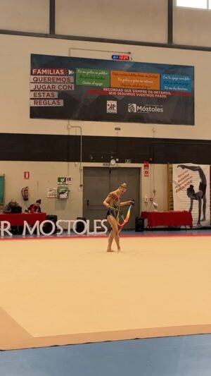 Adelina Fominykh Instagram - Definitivamente soy un cuadro 🖼️🤪 y la cinta no ayuda 🥹 #adelinaf #gimnasiaritmicaadelinaf LA ÚLTIMA MI FAVORITA 😂