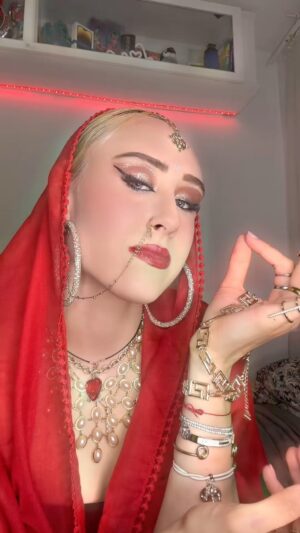 Adelina Fominykh Instagram - ASOKA MAKEUP 🇮🇳💄No seré experta en maquillaje pero ya sabéis que me gusta mucho retarme a mí misma en campos que no son los míos así que aquí os traigo mi trend! Espero que os guste mucho 🫶🏻✨#adelinaf #makeupadelinaf