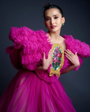 Adila Fitri Instagram - ADILA FITRI @adilafitri 
Photographer @karinayasmine 
Makeup @itsfrankywu 
Hairdo @opick_hairstylist 
Stylist @rikkisi 
Wearing @marianamarcellacouture
.
#adilafitri #beehaveentertainment