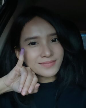 Adila Fitri Instagram - Kalian pilih siapa? Aku pilih kamu aja 🤭 #saynotogolput