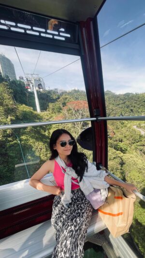 Adila Fitri Instagram - Selama aku di KL, aku kemana2 pakai @javamifi karena mudah langsung connect pas kita sampai di negara tujuan. Gak perlu ribet2 install, bisa connect sampai 5 devices, dan connect sampai lebih dari 200 countries. Semua jadi gampang banget, dan internetnya gak lemot sama sekali. Buktinya aku bisa sambil main game hehe. Semua bisa karena @javamifi