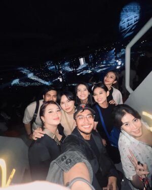 Adila Fitri Instagram - Bingung sama babang ed suaranya gak ngotak bagus bgt. Lari sana sini tapi tetep suaranya masih stabil sampe akhir. Setiap lagu gitarnya selalu ganti hahaha…
@pkentertainment.id juga sukses buat babang konser di jakarta walaupun sempet pindah venue, tapi buat transportasi menuju kesananya juga udah maksimal bgt. Disediain shuttle dari tempat parkir menuju venue. Overall puas banget nonton babang Ed #edsheeraninjakarta2024 #edsheeranconcert