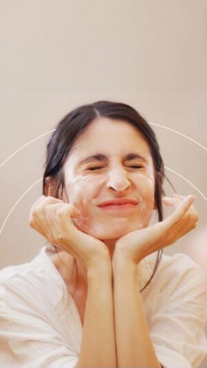 Aditi Saigal Instagram - Connect the dots to clearer skin with Oteria's White Tea Face Wash. And check out DotxOteria playlist in the bio.

#Oteria #PlayingToSkin #CircadianRhythm #Glow #Awaken #Rise #MorningPlaylist #Dot