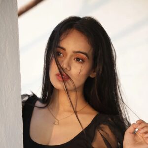Aditi Sanwal Instagram - Love is in the Hair!!! 🌬🖤

Picture by @mirrorcraftfilms

P.S: when celebs like @neytirii__  make your eyes look glam!

#pictureoftheday #instagood #black #aditisanwal #livelovelaugh #blackbeauty #photoshoot #makeupbyme #eyes #click #aesthetic #pretty #love