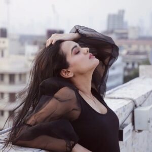 Aditi Sanwal Instagram - Love is in the Hair!!! 🌬🖤

Picture by @mirrorcraftfilms

P.S: when celebs like @neytirii__  make your eyes look glam!

#pictureoftheday #instagood #black #aditisanwal #livelovelaugh #blackbeauty #photoshoot #makeupbyme #eyes #click #aesthetic #pretty #love